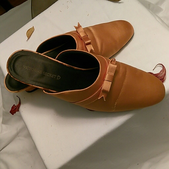 Victoria's Secrets ladies slip on satin finish sho - Picture 5 of 7